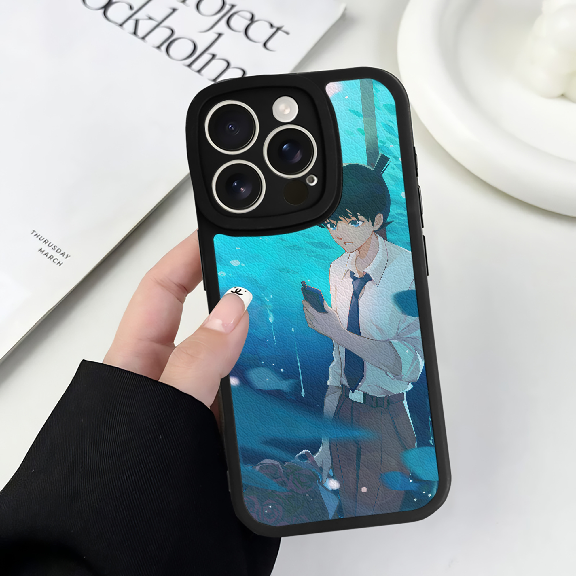 （画像用） 名探偵コナン Detective Conan 【iPhone 16シリーズ対応】シリコンスマホケース（レザー調） 材質：シリコン